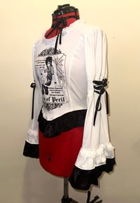 Image 4 of “perilous heart” print corset princess-sleeve cutsew (white x black)