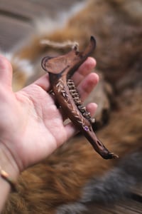 Image 5 of Mandibola di capriolo tinta e incisa -ametista-