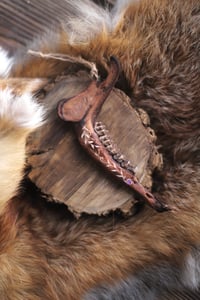 Image 2 of Mandibola di capriolo tinta e incisa -ametista-