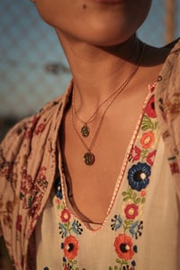 Image 4 of Collier médaille Hirondelle