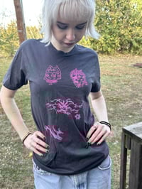 Image 2 of dark charcoal cats tee
