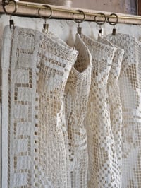Image 2 of Le grand rideau au crochet 
