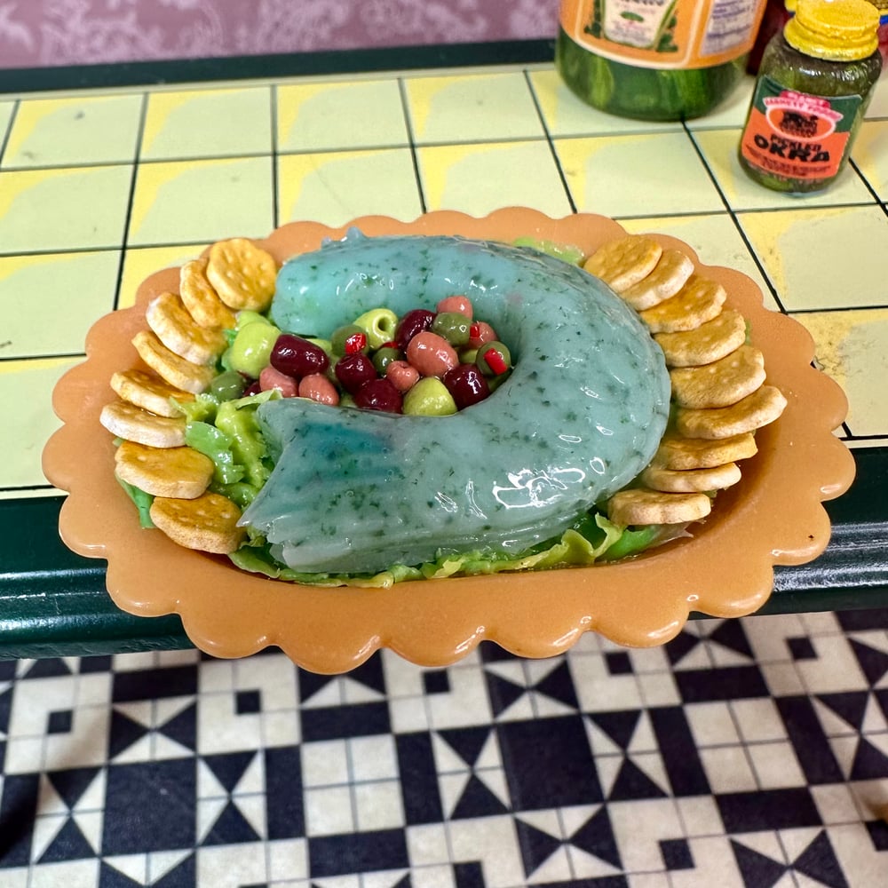 Image of Fish with Olives and Crackers Gelatin