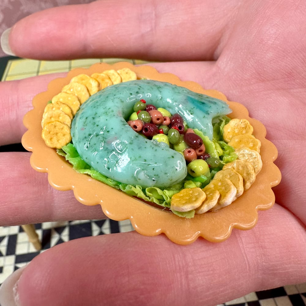 Image of Fish with Olives and Crackers Gelatin