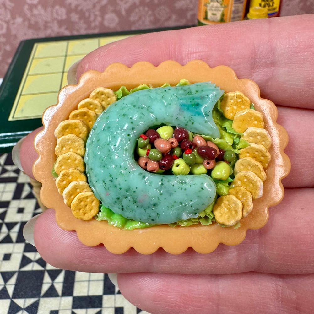 Image of Fish with Olives and Crackers Gelatin