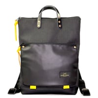 Mochila Book Holder Iconic Impermeable negra y amarilla.