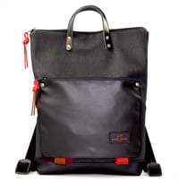 Mochila Book Holder Iconic Impermeable negra y roja.