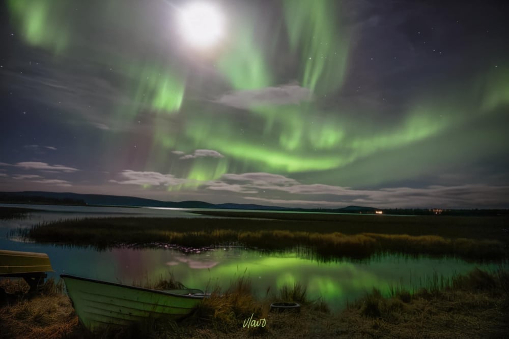 Image of Aurora dancing to the Moon