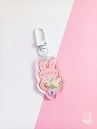 Image 1 of Portachiavi Glitter Coniglio con Mazzo di Fiori