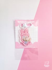 Image 2 of Portachiavi Glitter Coniglio con Mazzo di Fiori