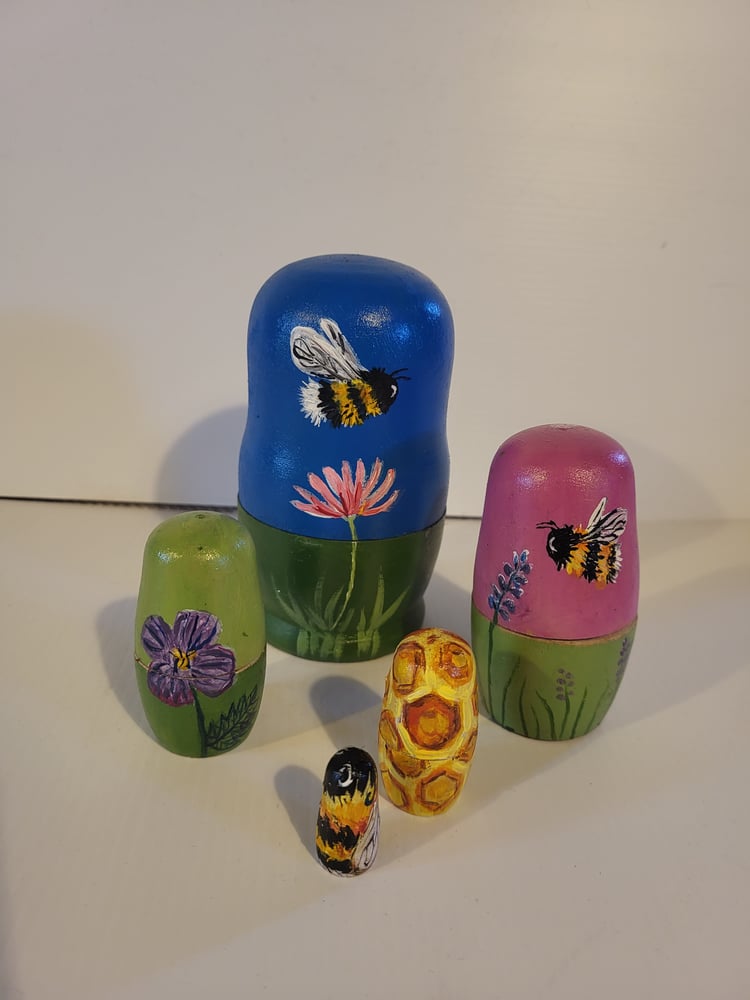 Image of Bees Matryoshka/nesting pods