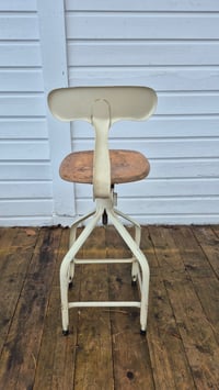 Image 2 of Chaise Nicolle, modèle haut, assise bois, dossier "queue de baleine"