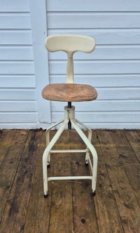 Image 3 of Chaise Nicolle, modèle haut, assise bois, dossier "queue de baleine"