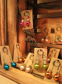 Image 1 of kleine weihnachtskugel ohrringe