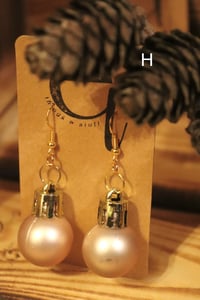 Image 5 of kleine weihnachtskugel ohrringe