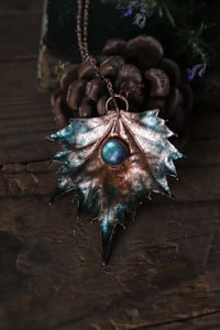 Image 2 of  Vera foglia di tiglio della Mongolia elettroformata in rame con patina celeste e labradorite 