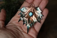 Image 1 of  Vera foglia di tiglio della Mongolia elettroformata in rame con patina celeste e labradorite 