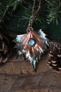 Image 3 of  Vera foglia di tiglio della Mongolia elettroformata in rame con patina celeste e labradorite 