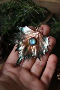 Image 4 of  Vera foglia di tiglio della Mongolia elettroformata in rame con patina celeste e labradorite 