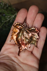 Image 2 of Vera foglia di tiglio della Mongolia elettroformata in rame con patina autunnale 