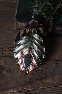 Image 3 of Vera foglia di faggio elettroformata in rame con patina verde e labradorite 