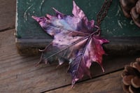 Image 3 of Vera foglia di acero elettroformata in rame con patina viola