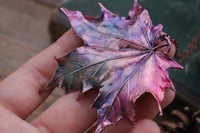 Image 4 of Vera foglia di acero elettroformata in rame con patina viola