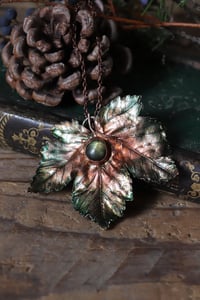 Image 1 of Vera foglia di acero montano elettroformata in rame con labradorite verde e patina verde 