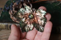 Image 2 of Vera foglia di acero montano elettroformata in rame con labradorite verde e patina verde 