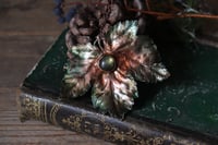 Image 3 of Vera foglia di acero montano elettroformata in rame con labradorite verde e patina verde 