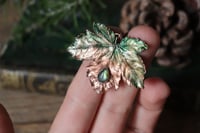 Image 1 of Vera foglia di acero montano elettroformata in rame con labradorite e patina verde 