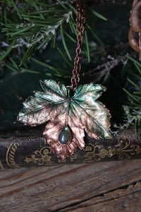 Image 2 of Vera foglia di acero montano elettroformata in rame con labradorite e patina verde 
