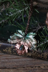 Image 3 of Vera foglia di acero montano elettroformata in rame con labradorite e patina verde 