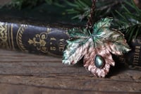 Image 4 of Vera foglia di acero montano elettroformata in rame con labradorite e patina verde 