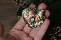 Image 2 of Vera foglia di tiglio elettroformata in rame con labradorite e patina verde 