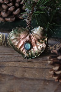Image 3 of Vera foglia di tiglio elettroformata in rame con labradorite e patina verde 