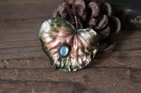 Image 4 of Vera foglia di tiglio elettroformata in rame con labradorite e patina verde 