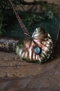 Image 1 of Vera foglia di tiglio elettroformata in rame con labradorite e patina verde 