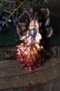 Image 1 of Vera foglia di quercia elettroformata in rame con labradorite celeste e patina rossa 