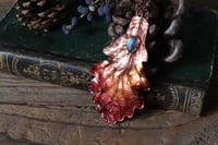 Image 2 of Vera foglia di quercia elettroformata in rame con labradorite celeste e patina rossa 