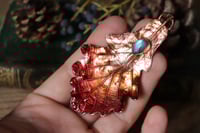 Image 3 of Vera foglia di quercia elettroformata in rame con labradorite celeste e patina rossa 