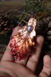 Image 4 of Vera foglia di quercia elettroformata in rame con labradorite celeste e patina rossa 