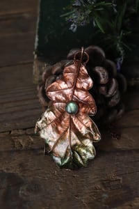 Image 4 of Vera foglia di quercia elettroformata in rame con labradorite e patina verde 