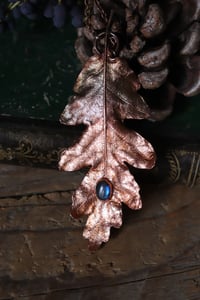 Image 2 of Vera foglia di quercia elettroformata in rame leggermente ossidata con labradorite