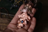 Image 3 of Vera foglia di quercia elettroformata in rame leggermente ossidata con labradorite