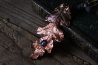 Image 1 of Vera foglia di quercia elettroformata in rame leggermente ossidata con labradorite