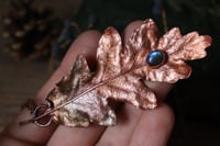 Image 4 of Vera foglia di quercia elettroformata in rame leggermente ossidata con labradorite