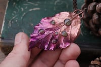 Image 1 of Vera foglia di faggio con patina viola - Sotto la superficie (le irlandesi)