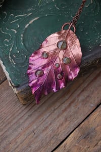 Image 3 of Vera foglia di faggio con patina viola - Sotto la superficie (le irlandesi)