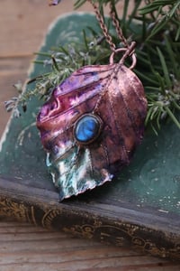 Image 1 of Vera foglia di faggio elettroformata in rame con patina viola e labradorite